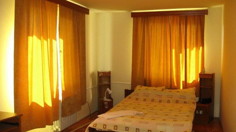 Lary Hostel Suceava Exterior photo